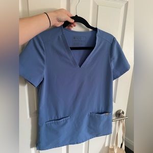 figs ceil blue, casma three pocket scrub top in size XS.